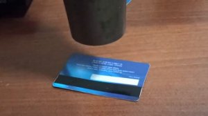 Как за три минуты выпрямить изогнутую пластиковую карту? Очень просто!