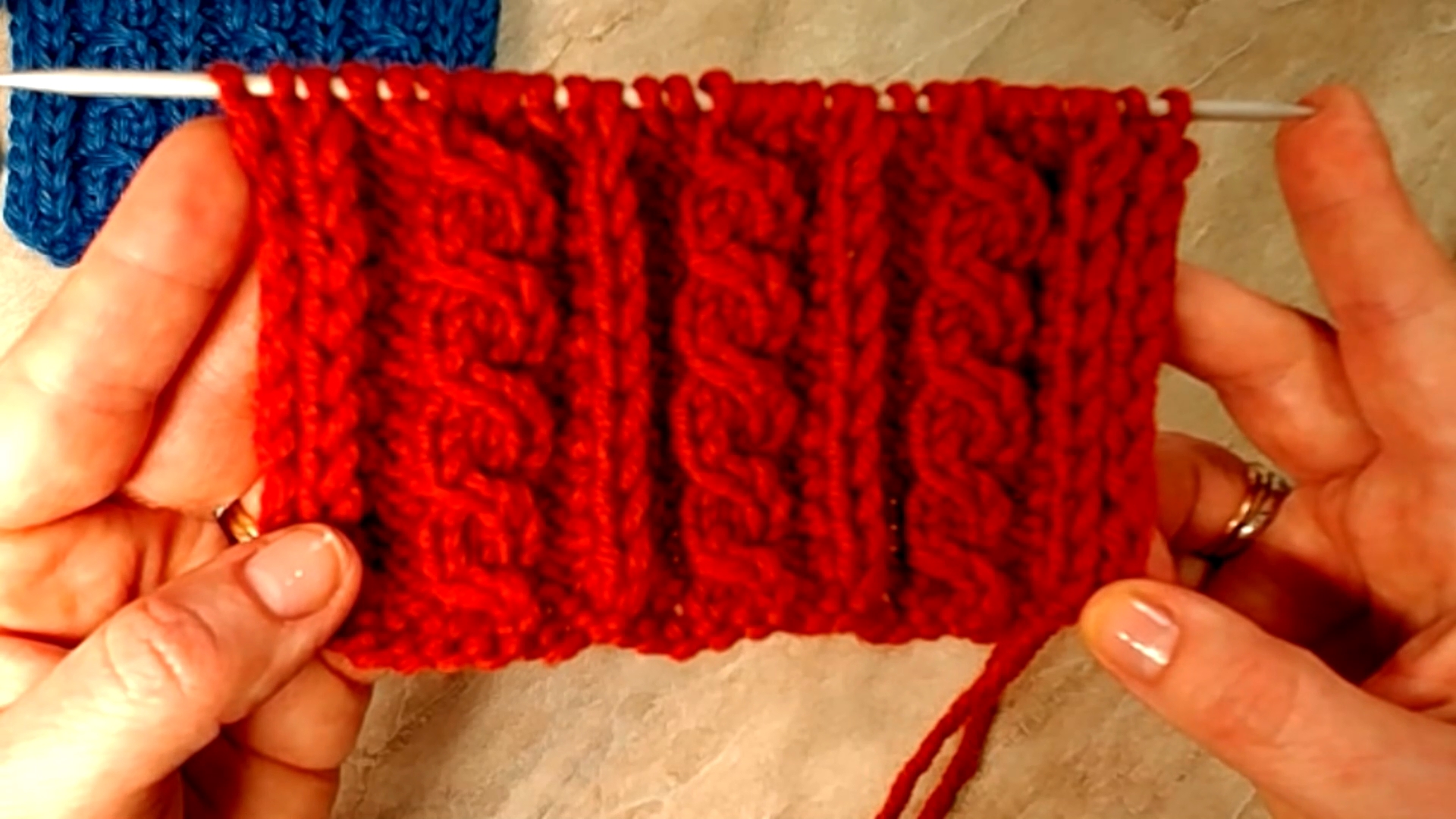 Узор спицами Коса с патентной петлей. смотреть онлайн