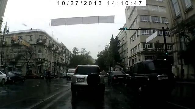 Водители в Баку не торопятся включать свет даже в пасмурную погоду смотреть онлайн