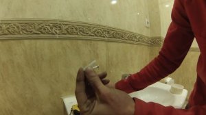 Как повесить стеклянную полку на стену