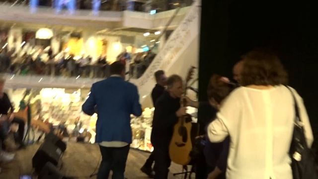 Tony Hadley - Milano - EATALY - l'arrivo... смотреть онлайн