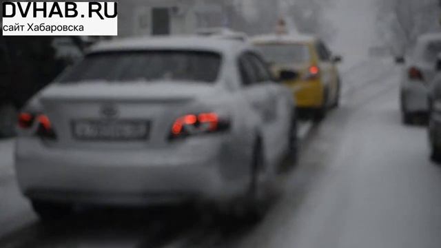 Машины не могут подняться вверх по улице из-за снегопада смотреть онлайн