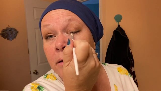 Putting my face on! - drawing in eyebrows to feel more like me during chemotherapy. смотреть онлайн