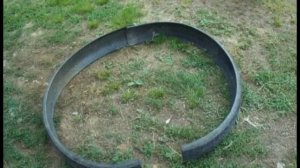 Клумба для цветов из автомобильных покрышек.