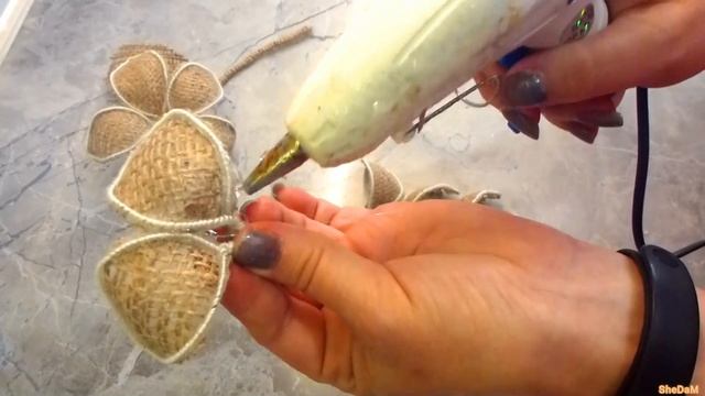 Посмотрите, какой красивый цветок получился из проволоки и мешковины! ЦВЕТОК ИЗ ДЖУТА своими руками смотреть онлайн