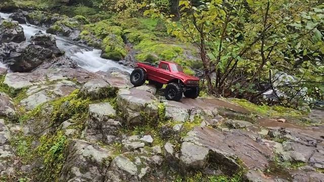 Redcat Ascent goes for a dip in a puddle смотреть онлайн