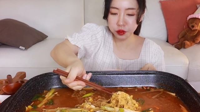 밤12시 배고파서 라면 간단하게 끓여먹었어요? 얼큰 칼칼 신라면에 계란+치즈 라면먹방❤️Spicy Raymeon Mukbang ラーメンモッパンですmì Gói  Ramen