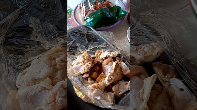 Куриные плечики в пакете , с марковкой , картошкой и мороженным шампиньонами. смотреть онлайн