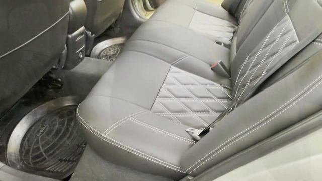 Чехлы на Toyota Avensis 2 (седан) - экокожа с ромбами смотреть онлайн