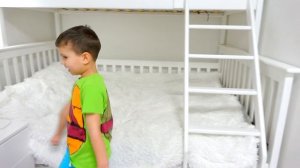 Егорка и Ярик играют с красками