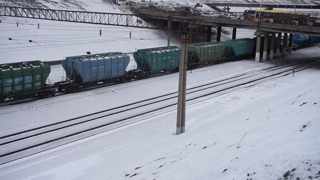 Чумазый тепловоз 2ТЭ10М-2082 на подъёме. Звук 10Д100. смотреть онлайн