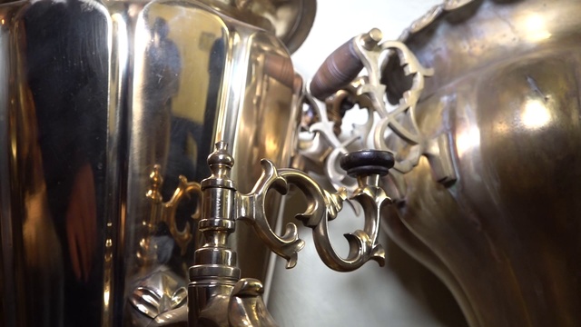 Житель Самары собрал необычную коллекцию самоваров