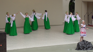 Танцуют танец. Песня: Девочка Россия