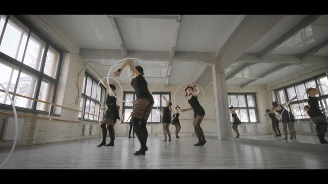 Танец с обручем. Как научиться крутить обруч. смотреть онлайн