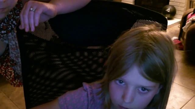 Little girl Scary Maze Reaction смотреть онлайн
