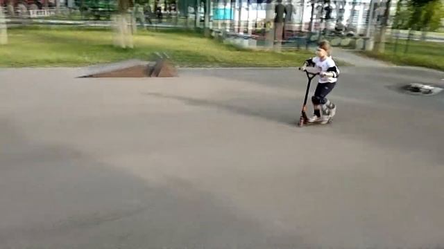 Осваиваю Разгонку 1.2м + хоп в Фанбоксе с рейлом + Радиус 1.5м на трюковом самокате смотреть онлайн