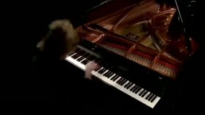 Песня из пиратов Карибского моря на фортепиано. Очень красиво играет)) :)