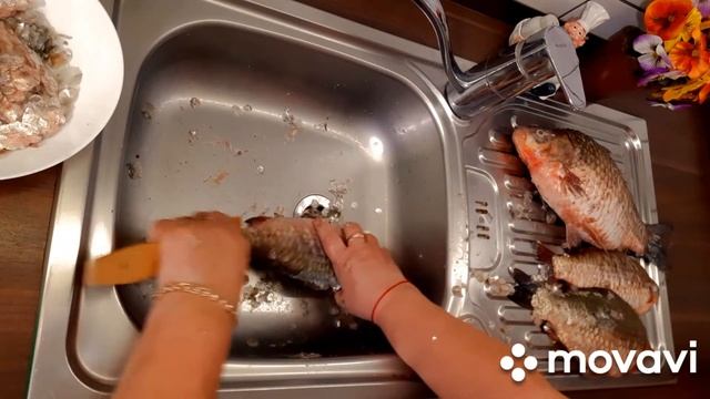 #КАК ПОЧИСТИТЬ СВЕЖЕГО КАРАСЯ #КАКОЙ СПОСОБ ЛУЧШЕ#в гостях у бабули# ? смотреть онлайн