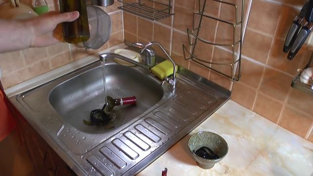 Как ровно обрезать стеклянную бутылку без стеклореза | лайфхак | работа со стеклом смотреть онлайн