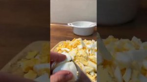 Салат с курицей ,ананасами и чесночной заправкой