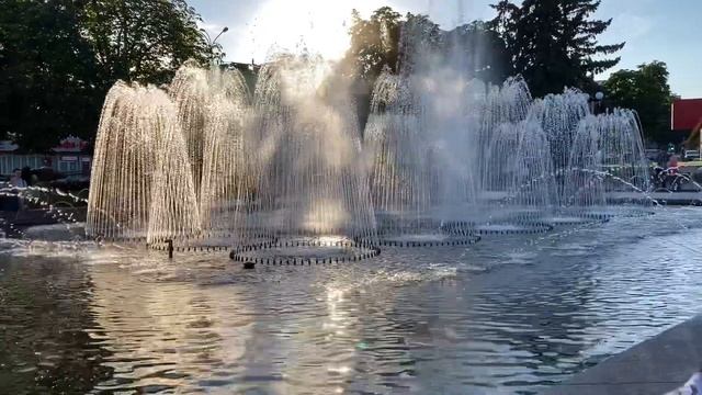 Беларусь. Гомель. Оркестр Гомельского цирка дарит жителям города музыкальные вечера у фонтана... смотреть онлайн