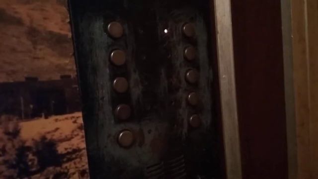 Пассажирский лифт с наклеенными обоями внутри-(Самарканд-1994 г.в),V-0,71 м/с. смотреть онлайн