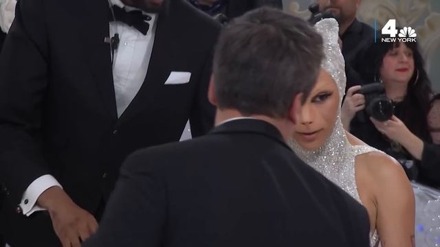 Doja Cat Shows Up to Met Gala 2023 as a CAT смотреть онлайн