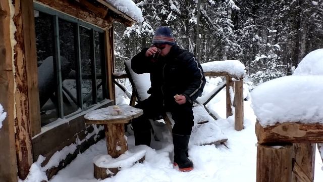 Построил очередную горку из снега! Дети в восторге! смотреть онлайн