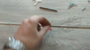 Установка порожка на стыке линолеума  между комнатой и прихожей