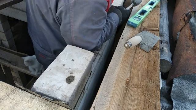 Сделал обрешотку на крыше. Доложил кирпич. Строю гараж серия 7 смотреть онлайн