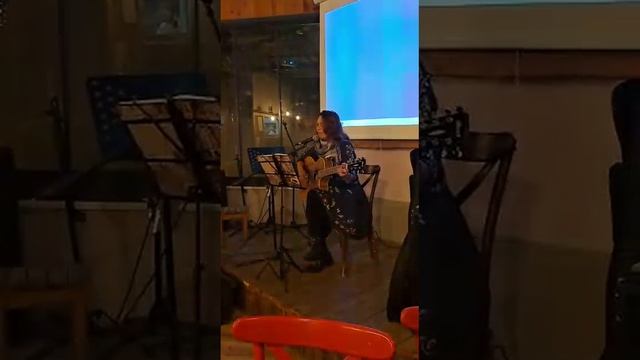 Русская леди поёт на турецком языке.