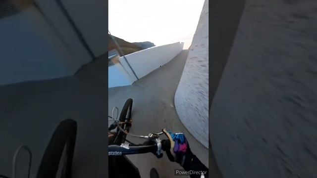 Крутой спуск к морю на велобайке смотреть онлайн