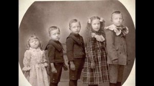 Вот почему нельзя хранить фотографии умерших