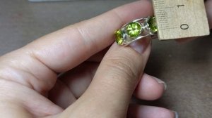 Интересное серебряное кольцо с хризолитами Индия