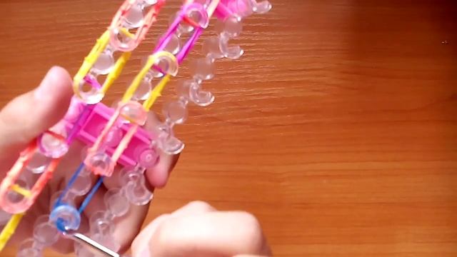 Плетём оригинальный браслет из резинок смотреть онлайн