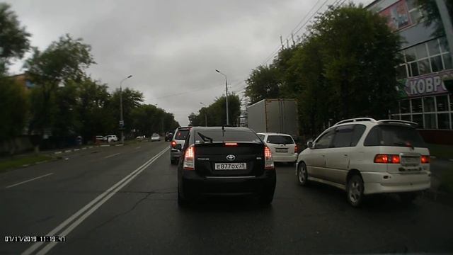 В Благовещенске внедорожник грубо нарушил ПДД, чтобы не стоять в пробке смотреть онлайн