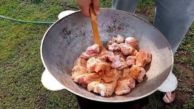 ЖАРИМ РЕБРА В КАЗАНЕ! ВКУСНЫЙ ЗАПАХ НА ВСЮ ДЕРЕВНЮ! смотреть онлайн
