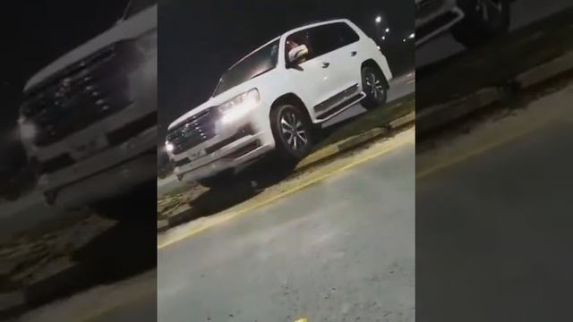 Toyota Land Cruiser Status - Crossing Footpath | Pakistan смотреть онлайн