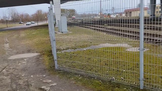 Проезд дизель-поезда Гродно-Барановичи с приветливым машинистом.(Переезд около жд вокзала, часть 1) смотреть онлайн