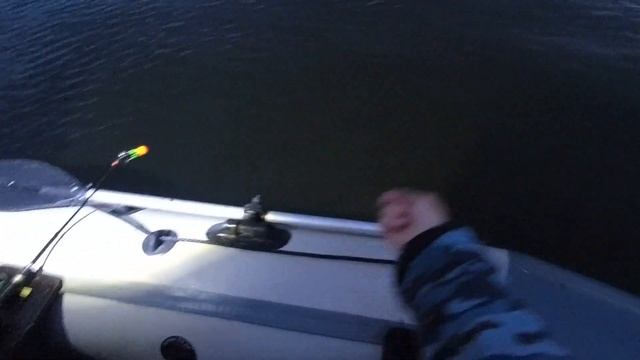 рыбалка с лодки на кольцо замечательно половили рыбу смотреть онлайн