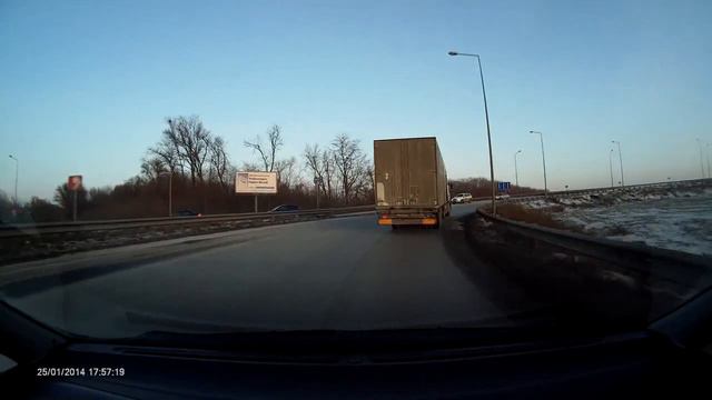 Фура потеряла хвост. 25.01.2014. Ростов-на-Дону смотреть онлайн