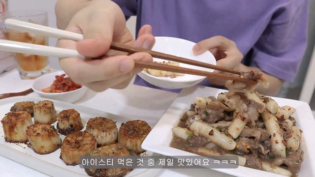 ENG ) 자취생 브이로그🍗 당당치킨 신메뉴 맛보고 일주일 동안 고기만 먹는 육식 데이 자취 일상🥳 l 양갈비, 우삼겹간장떡볶이, 크림연어스테이크🐟, 돈마호크🥩, 당당치킨 смотреть онлайн