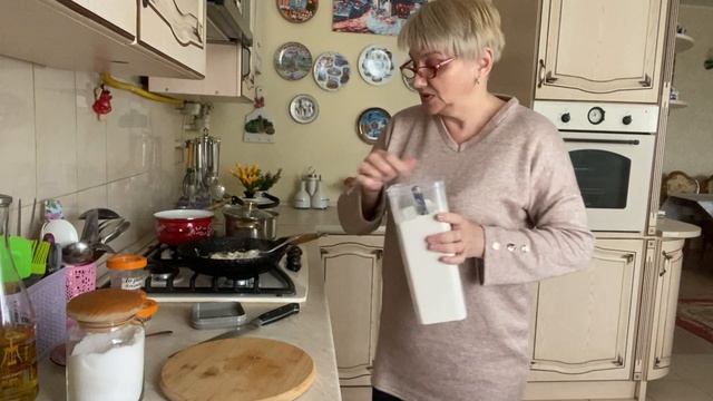 Зарисовка по кухне : готовлю себе обед « Хек в сметанном соусе». смотреть онлайн