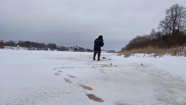 Рыбу не поймал.Рыбалка на Волхове январь 2022. смотреть онлайн