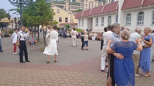 31.07.2021 Brest Belarus... Танцы... Духовой оркестр В. Коваля... Прогулки с Викторией. смотреть онлайн
