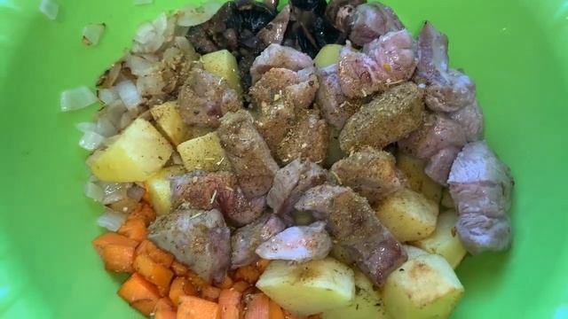 Томленая говядина с овощами и грибами. смотреть онлайн