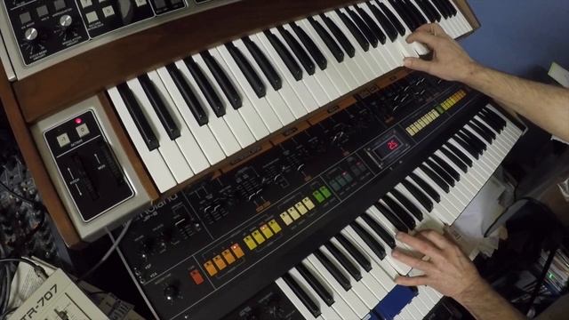 Jupiter 8 & Memorymoog - arpeggiator sync... смотреть онлайн