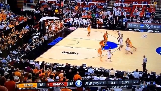 3-21-14 NCAA March Madness 6 UMASS VS 11 TENNESSEE JORDAN MCRAE SLAM DUNK смотреть онлайн