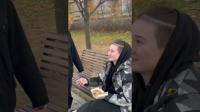 Дочь Миллионера раздаёт сладости ? смотреть онлайн