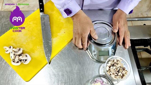 APRENDA A ELABORAR ENROLLADO DE POLLO CON JAMON Y QUESO #rico #cremoso #champiñones #setas #crema